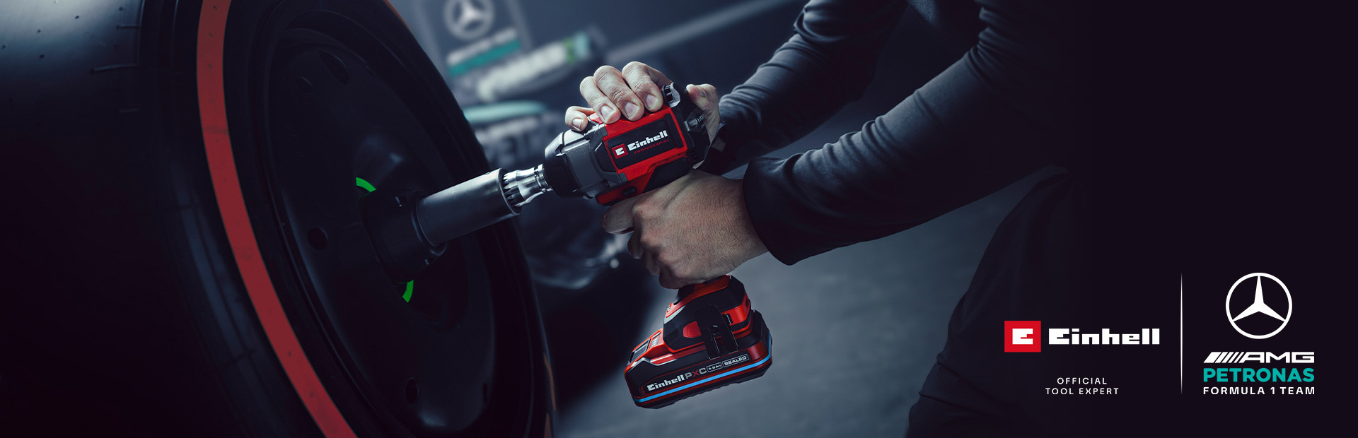 ประแจบล็อกไฟฟ้าไร้สายของ Einhell กำลังใช้งานกับล้อรถ โดยมีแบรนด์และโลโก้ความร่วมมือของทีม Mercedes-AMG Petronas Formula One Team