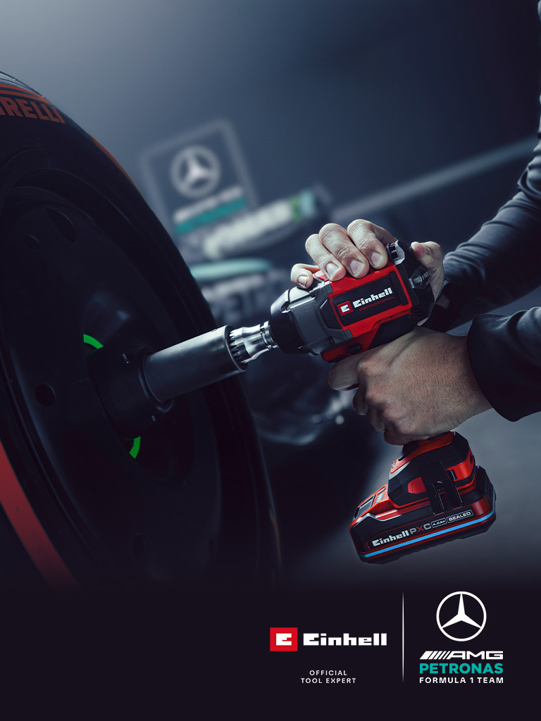 ประแจบล็อกไฟฟ้าไร้สายของ Einhell กำลังใช้งานกับล้อรถ โดยมีแบรนด์และโลโก้ความร่วมมือของทีม Mercedes-AMG Petronas Formula One Team