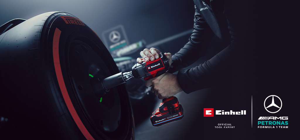 ประแจบล็อกไฟฟ้าไร้สายของ Einhell กำลังใช้งานกับล้อรถ โดยมีแบรนด์และโลโก้ความร่วมมือของทีม Mercedes-AMG Petronas Formula One Team