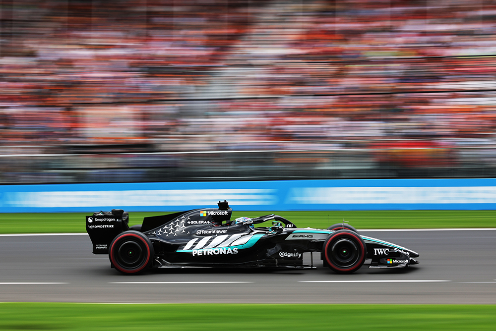 รถแข่งฟอร์มูลาวันกำลังวิ่งบนสนามแข่งระหว่างการแข่งขัน