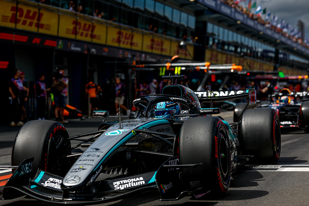 รถแข่งฟอร์มูลาวันอยู่ในพิทเลนระหว่างสุดสัปดาห์การแข่งขัน