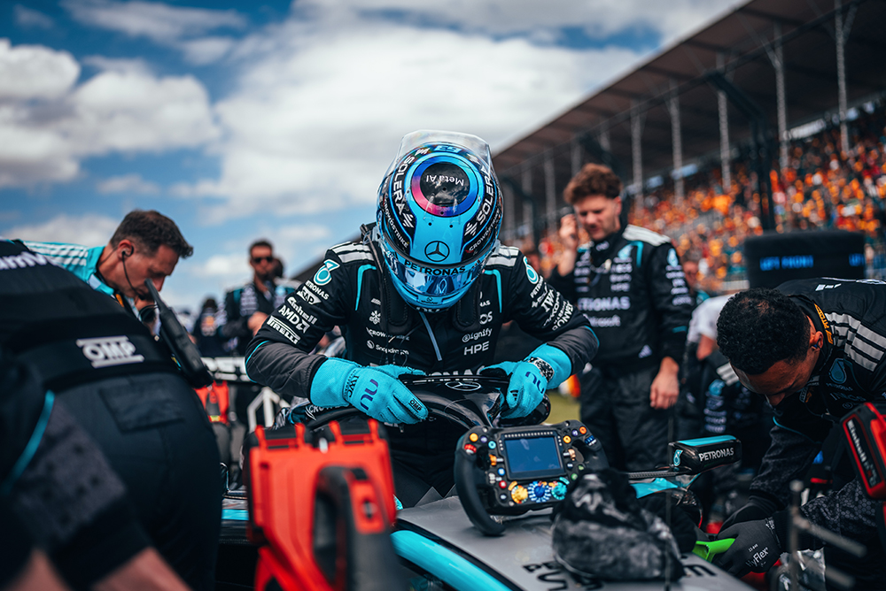 ช่างทีมฟอร์มูลาวันกำลังทำงานกับรถแข่งในพิทเลน