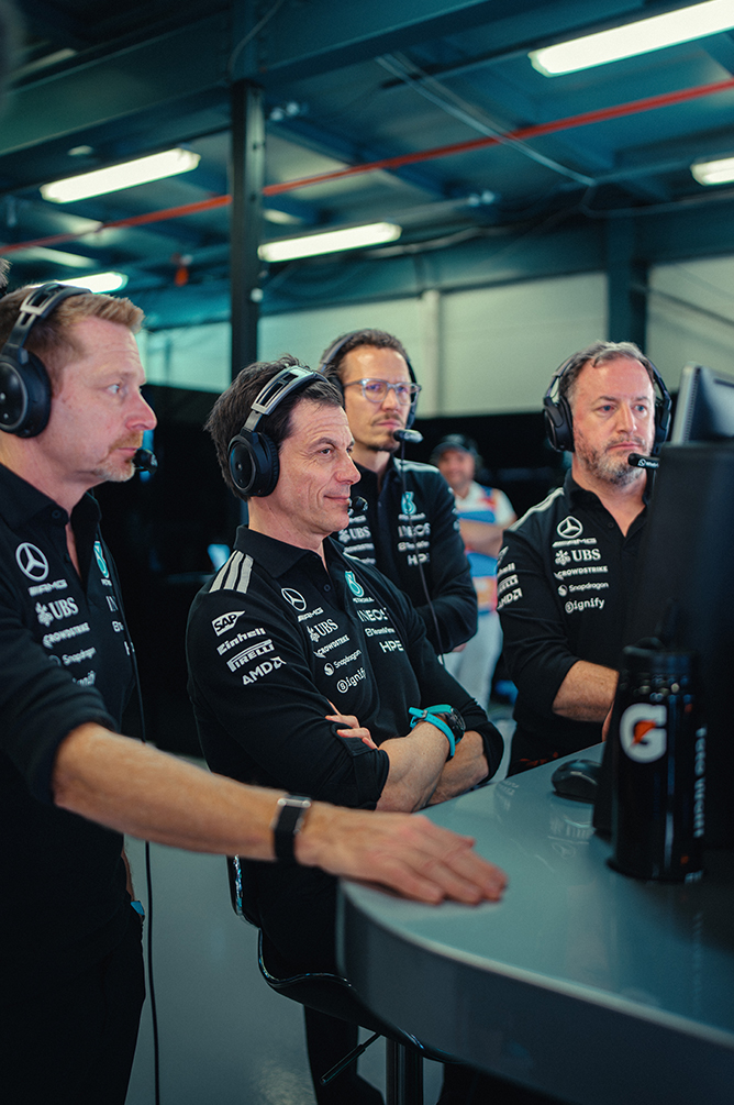 สมาชิกทีมฟอร์มูลาวันกำลังชมการแข่งขันในพิทเลน