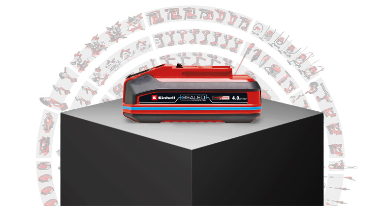 แบตเตอรี่ Einhell SEALED Power X-Change 4.0 Ah บนแท่นสีดำ ด้านหลังเป็นพื้นหลังแบบกราฟิก