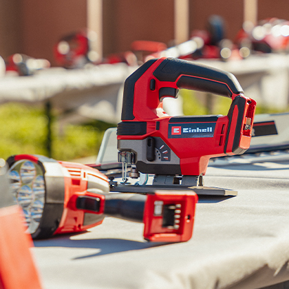 เลื่อยจิ๊กซอว์ไร้สาย Einhell พร้อมแบตเตอรี่บนโต๊ะ ด้านหน้ามีไฟ LED ไร้สาย (ภาพสี)