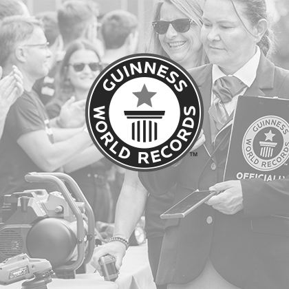 ภาพขาวดำ: โลโก้ Guinness World Records อยู่บนภาพถ่ายงานอีเวนต์ที่แสดงเครื่องมือ Einhell