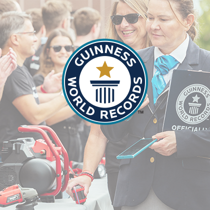 โลโก้ Guinness World Records บนภาพถ่ายงานอีเวนต์ที่แสดงเครื่องมือ Einhell